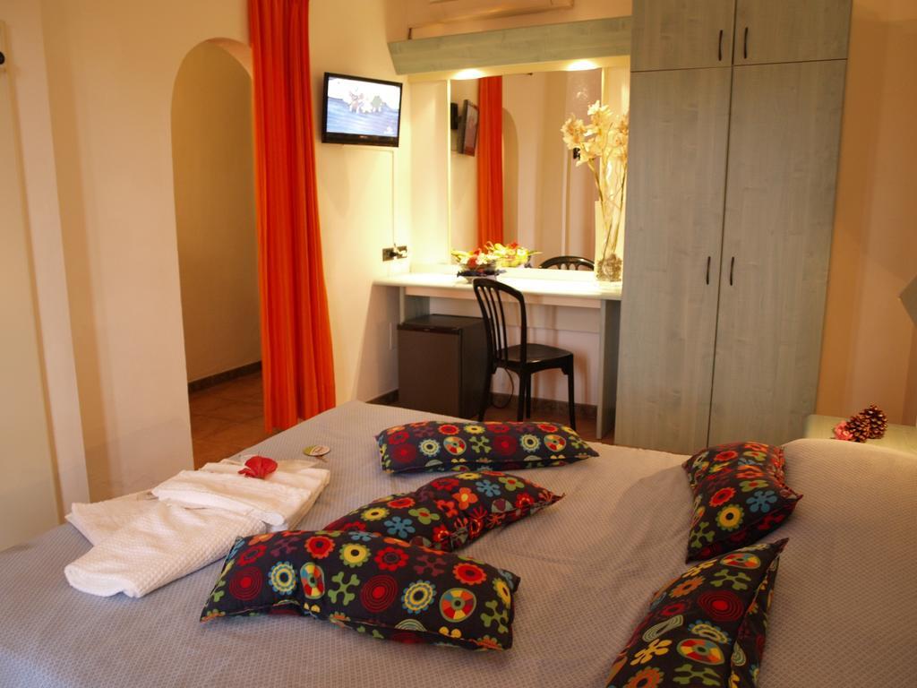 Hotel Club Esse Cala Bitta Baja Sardinia Camera foto